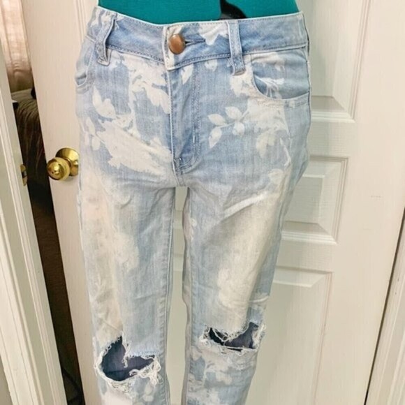 American Eagle Floral Light Wash Crop Super Stretch Distressed Skinny Jean - Picture 3 of 12